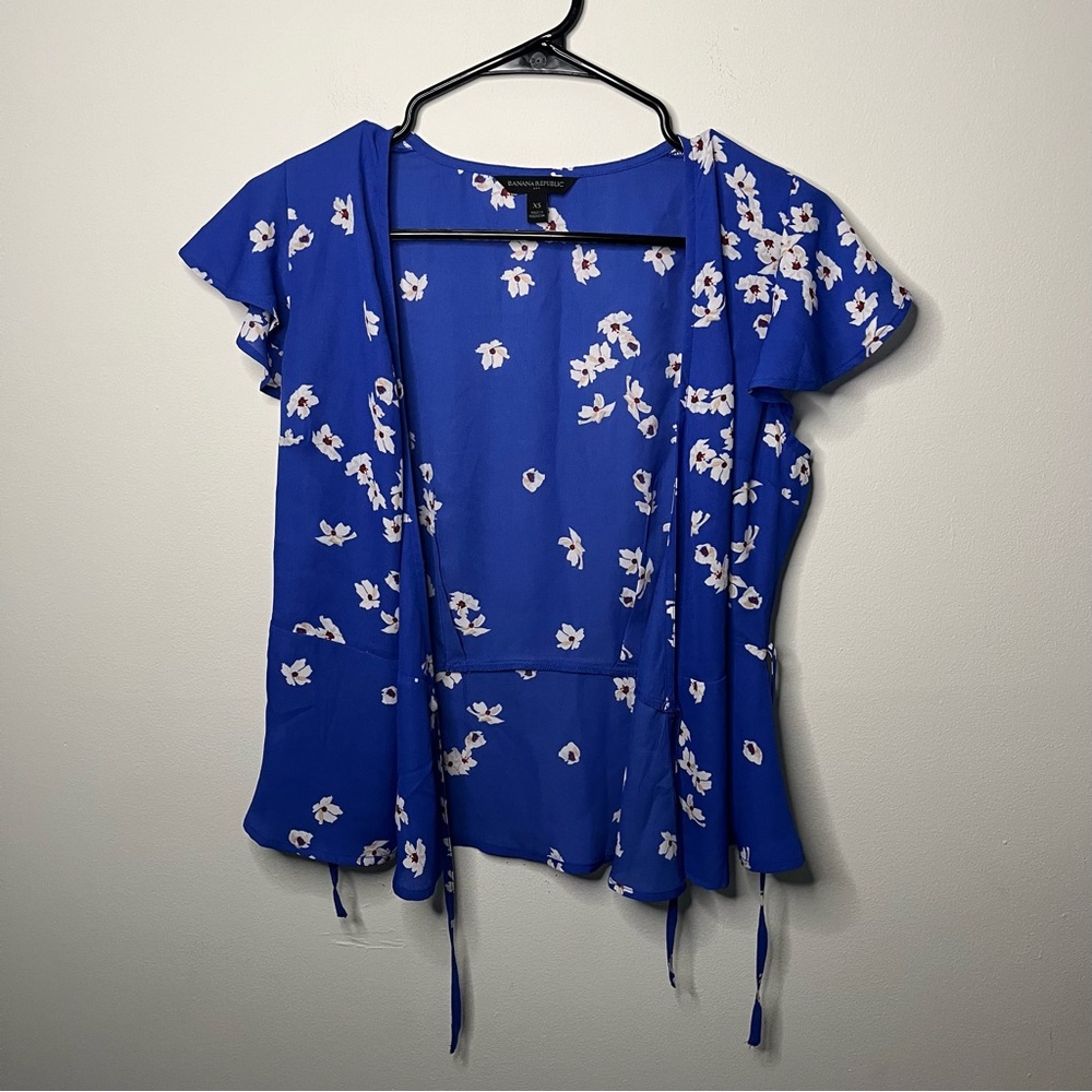 Banana Republic Floral Printed Wrap Top in Blue with White Flowers, Size XS